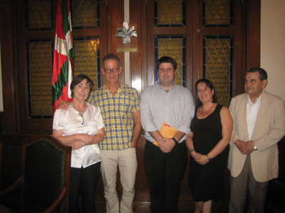 Directivos del Centro Vasco Euskal Erria de Montevideo con el técnico de HABE Kinku Zinkunegi, segundo por la izquierda (foto HABE)
