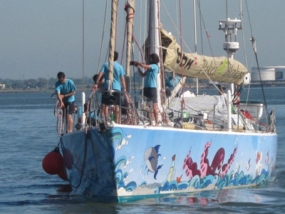 Llegada del Pakea Bizkaia al puerto de Montevideo (foto Haize Hegoa)