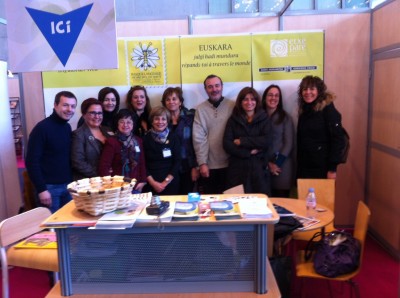 At the Basque Stand at the Expolangues Fair: Garikoitz Menidzabal, Mari Jose Olaziregi,Miren Dobaran, Miren Ibarluzea, Aizpea Goenaga, Miren Azkarate, Josune Ariztondo, Pello Salaburu, Itziar Nogueras and Argitxu Camus (photo Etxepare)