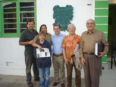 Gervasio di Cesare (en el centro) posa con la familia de Isidro Lazarraga, que acudió a la charla en Eusko Etxea de Valparaíso (foto RubilaAraya)