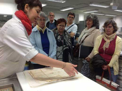 Restaurando documentos históricos en el Archivo General de Navarra (foto Antzinako)