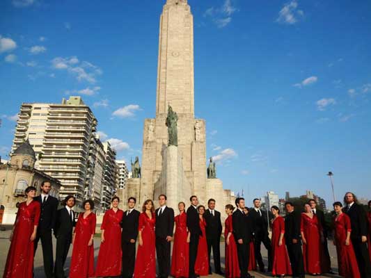 'Camerata de la Luna' koralaren kideak, Rosarioko Banderaren Monumentuaren aurrean, 2012ko Euskal Astean baitan (argazkia Camerata)