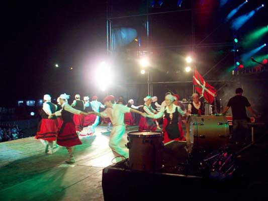 El grupo Cordobatarrak se despidió de 'Todo el Mundo en Alta Gracia' 2013 con una kalejira (fotoEE)