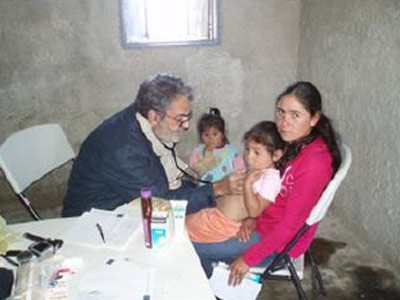 Pediatrician Anton Arriaga with a family from Paramo (photo Aitor Azpiritxaga/Jazoera)