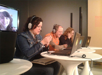 En la presentación de Mintzanet.net, la periodista Arantza Kaltzada, el alcalde de Donostia, Juan Karlos Izagirre, y la directora de Etxepare, Aizpea Goenaga (al fondo) probaron el sistema (foto Mintzanet)