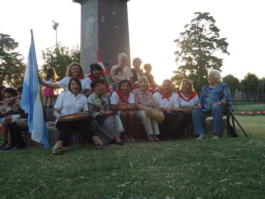 Grupo de integrantes del Gure Etxe Maitea que participó del documental sobre Olavarría (fotosEE)