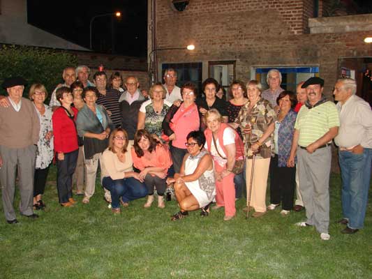 Socios y amigos del recientemente constituido centro vasco Oroimenez de Los Toldos, Argentina (fotoEE) 