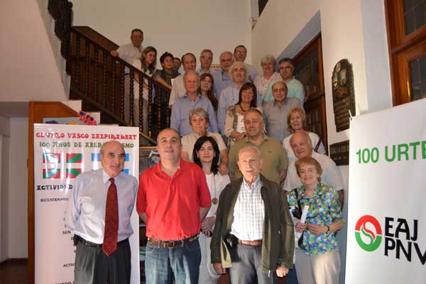 Members of the PNV in Argentina and friends at the Zazpirak Bat Basque club in Rosario (photo PNV)