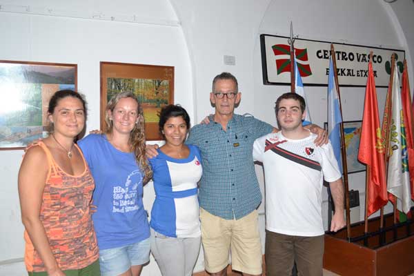 Rocío Miranda junto a los profesores que participaron en el Barnetegi de San Nicolás, Sabrina Otegui, Natalia Hormazabal, Kinku Zinkunegi y Alejo Conti (foto Valeria Oyarzabal)