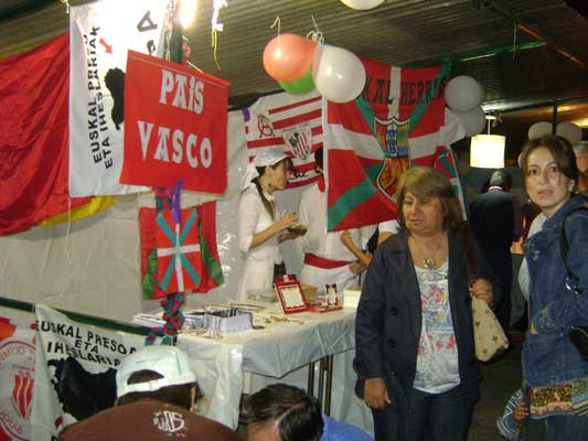 Los socios del Gure Etxea de Salta montaron un stand en la Feria de Colectividades local (fotoEE)