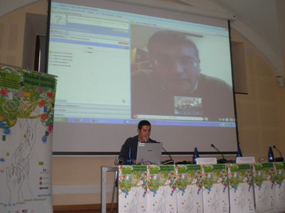 El historiador Oscar Alvarez Gila (en la pantalla) intervino en EHMG 2009 desde Brno, en la República Checa; en la mesa, Jon Ander Ramos, coordinador del Seminario (foto EuskalKultura.com)]