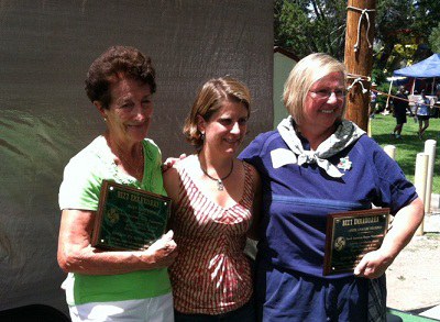 A la derecha de la imagen, Anita Anacabe, junto a la presidenta de NABO, Valerie Arrachea (en el medio) y Mary Gaztambide (viceoresidenta y receptora asimismo del galardón) tras la entrega del premio Bizi Emankorra en julio de 2012