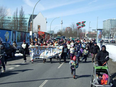 Korrika 18 passing the East Side Gallery in Berlin (photo BerlinEE)