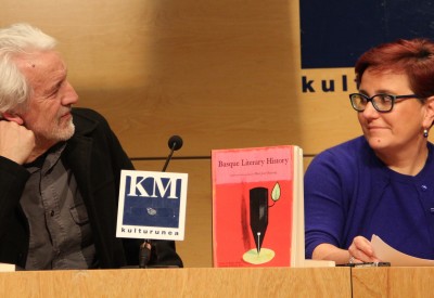 Joseba Zulaika, director del Center for Basque Studies, y Mari Jose Olaziregi durante la presentación del libro ayer en Donostia (foto Etxepare)