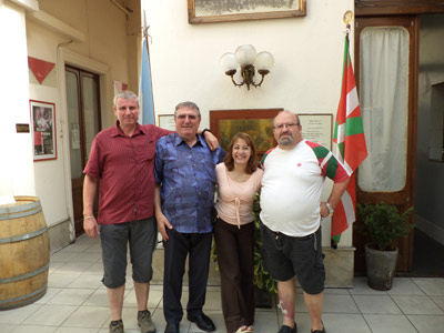 Beñat Minondo (el primero por la derecha) con amigos de la asociación Euskal Argenrtina y CVF-Iparraldeko Euskal Etxea de Buenos Aires (foto IEE-EuskalKultura.com)