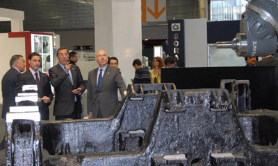 Imanol Pradales, diputado de Promoción Económica, y el diputado general de Bizkaia, Jose Luis Bilbao, durante la Bienal de Máquina Herramienta 2012 en el BEC de Bilbao (foto Bizkaia.net)
