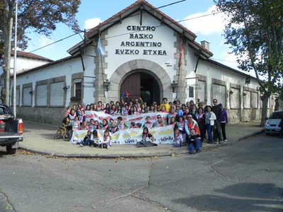 Los integrantes del Euzko Etxea en una foto del Aberri Eguna y la Korrika 2011 (foto EE)