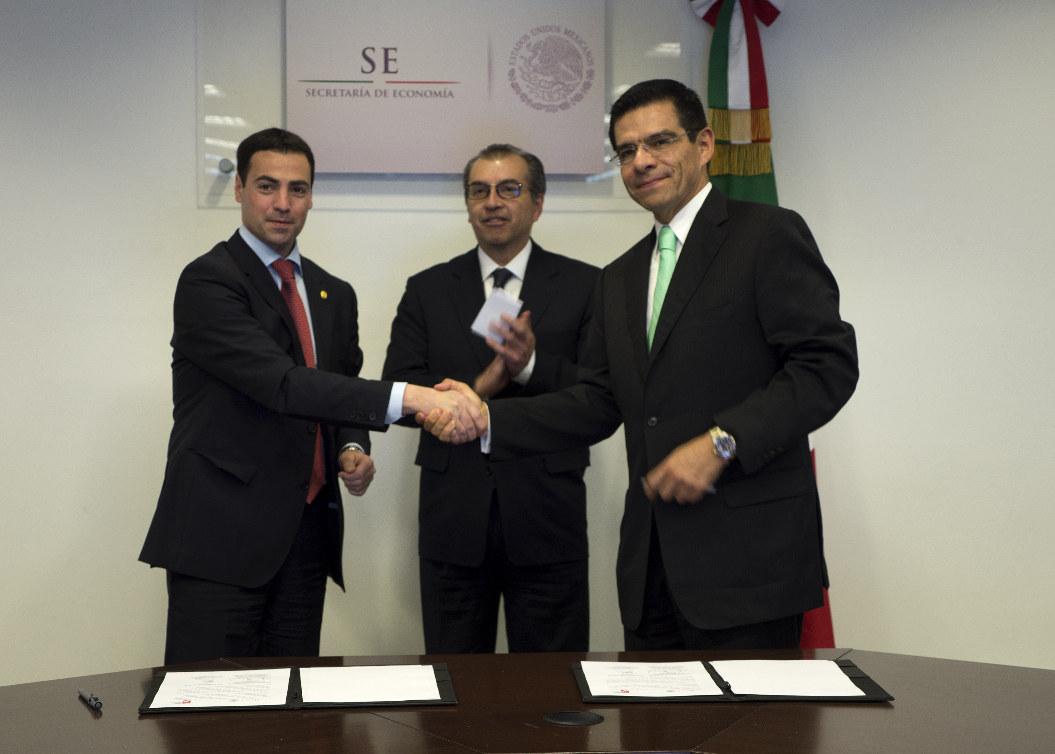 Imanol Pradales y representantes del Ministerio de Economía de Mexico durante la firma del acuerdo (foto Bizkaia.net)
