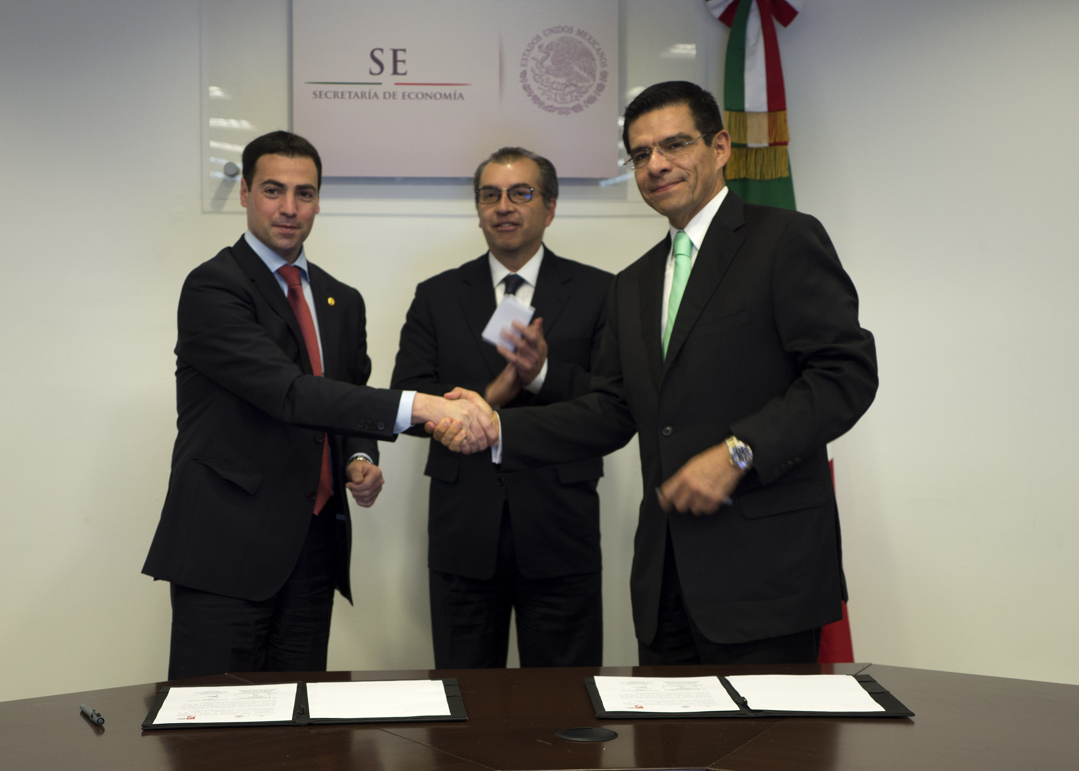 Imanol Pradales, Deputy of Economic Promotion and representatives from Mexico's Ministry of the Economy (photo Bizkaia.net)