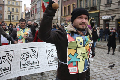 Los euskaltzales de Poznan partieron de la plaza mayor de la ciudad, para asombro de turistas y curiosos (foto ADones)