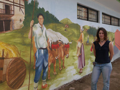 Artist Sandra Estarrona in front of the mural that she did at the Euskal Etxea in Valparaiso (photo RAraya)