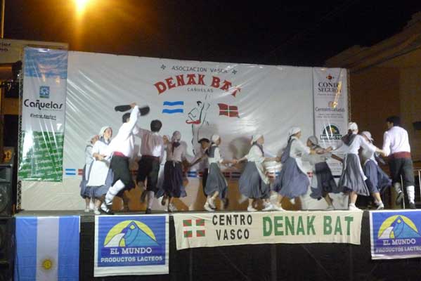 Cierre del VI Encuentro de Dantzaris de Cañuelas, por parte de los jóvenes locales (foto EuskalKultura.com) 