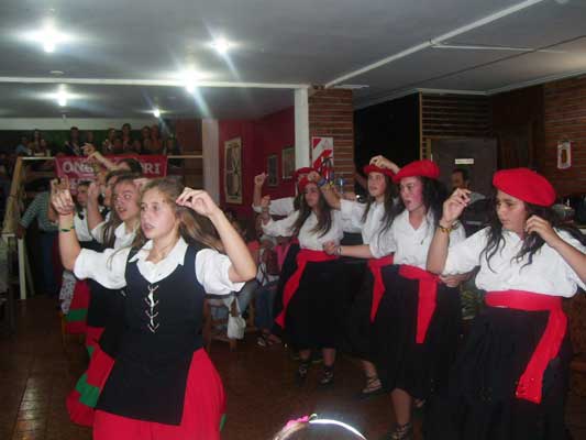Euskal Odola dancers performing at the "Peña Vasca" (photoEE)