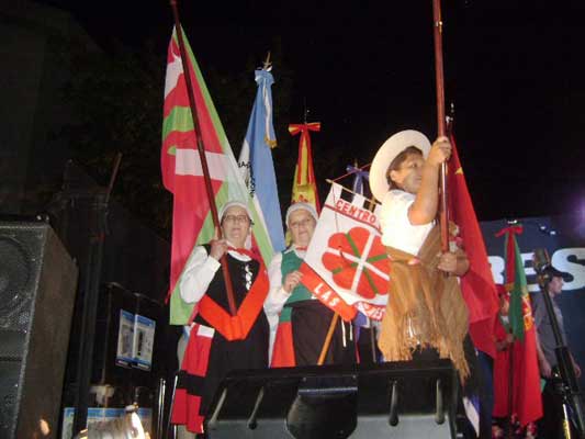 Representantes del Loretako Euskaldunak en el desfile de la IV Feria de Colectividades de Las Flores (fotoEE)