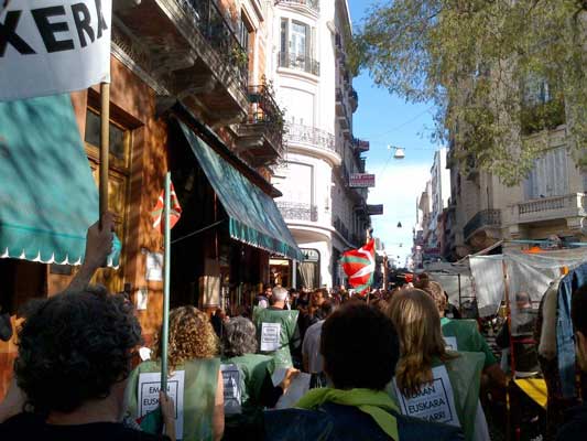 La Korrika 18 llegó hasta lejanos rincones del mundo. Entre ellos, a la Plaza Dorrego en el barrio porteño de San Telmo (fotoEuskaltzaleak)