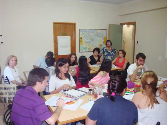 Alumnos de euskera del centro vasco Denak Bat de Mendoza en la clase que imparte la irakasle Alicia Aguirre (fotoEE)