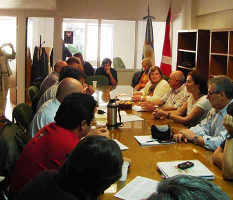 En su primera visita a los representantes de FEVA, Sara Pagola se ubicó entre Ricardo Basterra y Hugo Andiazabal, la segunda popr la derecha (fotoFEVA)