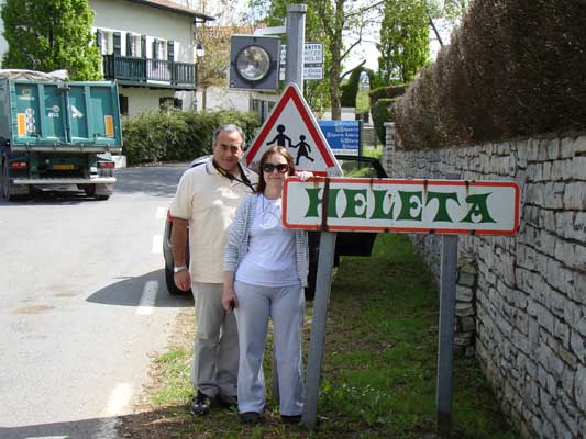 Silvia Istillart y su marido Julio Wright en la localidad bajonavarra de Heleta, en Iparralde