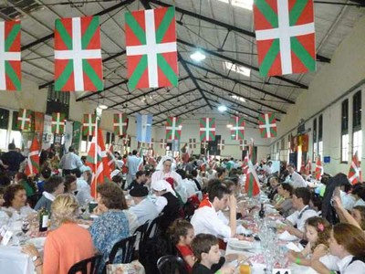 Imagen del último almuerzo de la Semana Nacional vasca del Bicentenario (foto EuskalKultura.com)