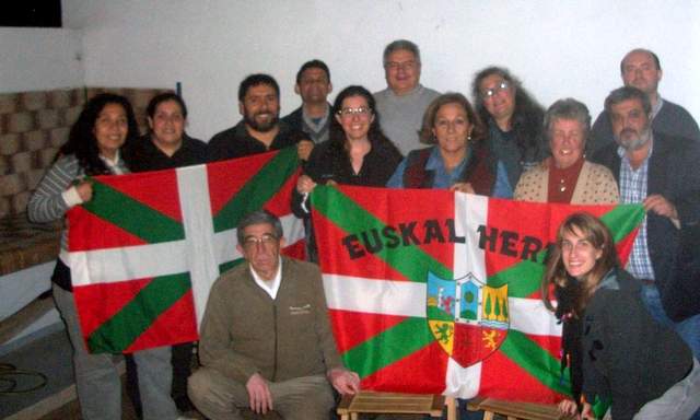 Integrantes de la Asociación Gastronómica Goierri de La Plata, argentina, tras la reunión (fotoEE)