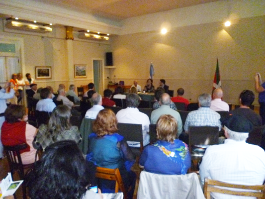 El lehendakari de FEVA Ricardo Basterra presentó en el Laurak Bat a las autoridades del Gobierno Vasco Sara Pagola, Delegada de Euskadi en Argentina-Mercosur, y Asier Vallejo, director para la Comunidad Vasca en el Exterior (fotoEuskalKultura.com)