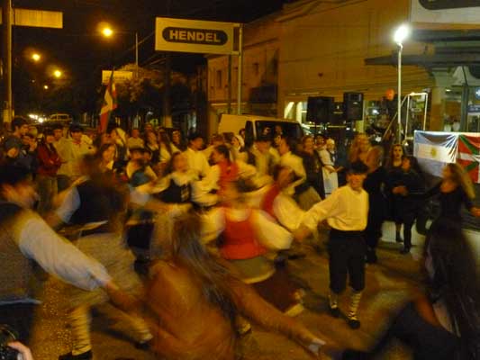 Terminada la exhibición de danzas de Aberri Eguna en la Plaza San Martín de Cañuelas, los dantzaris continuaron su fiesta vasca con una kalejira para pasar más tarde a la romería en la sede del Denak Bat (foto EuskalKultura.com)
