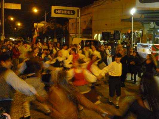 Cañuelasko Aberri Eguneko dantzaldia bukatutakoan gazteek kalejira bat osatu zuten (argazkia EuskalKultura.com)