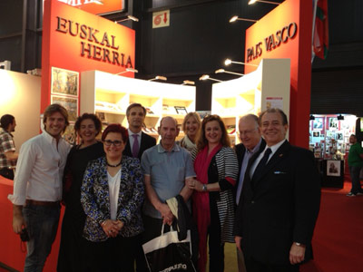 Aizpea Goenaga (red scarf), Mari Jose Olaziregi and Delegate Sara Pagola at the Internarional Book Fair of Buenos Aires (argazkia Etxepare)