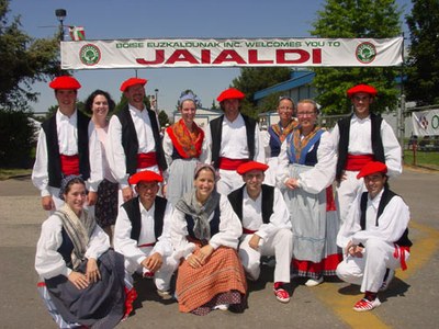 El grupo dantzari de Nevada 'Zenbat Gara' posa para nuestro fotógrafo a la entrada del recinto festivo en la edición 2005 de Jaialdi (foto EuskalKultura.com)