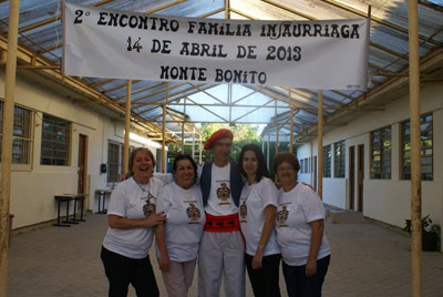 Los organizadores del encuentro posaron junto al cartel. La primera por la derecha es Elimar de Castro Insaurriaga (foto RioGrandeEE))