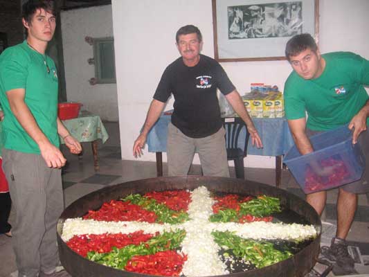 El presidente del Eusko Aterpea, Juan Itcea, trabajando junto a sus hijos Andrés e Ignacio (fotoEE)