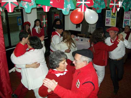 Algunios de los integrantes de la Subcomisión de Cultura del Iparraldeko Euskal Etxea, en plena sesión de danza (fotoIEE)