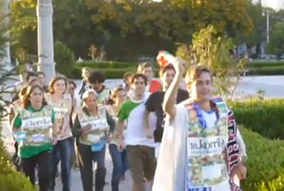 Los ikasles de la Universidad de La Plata corriendo por las calles de esta ciudad argentina (foto Etxepare)