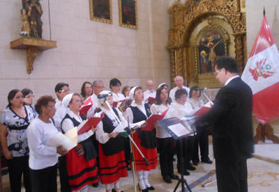 El coro de Euskal Etxea de Lima cantando durante la misa oficiada por Monseñor Miguel Irizar (foto LimaEE)
