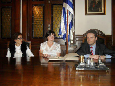 De izquierda a derecha, la delegada de Euskadi en Argentina, Sara Pagola; Agurtzane Aguado, presidenta del centro Euskal Erria de Montevideo, y Asier Vallejo, director para la comunidad vasca en el exterior (foto EuskalErriaEE) 