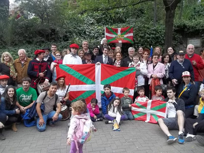 Participants at this year's Aberri Eguna on San Cristobal hill (photo RRiquelme)