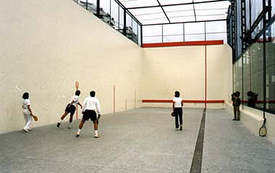 Pilota partida bat Sao Pauloko Club Atletico Paulistanoko frontoian (argazkia AUgartetxea)