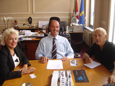 Ibon Mendibelzua (center) as Delegate of Euskadi in Brussels (photo Artechmedia.net)