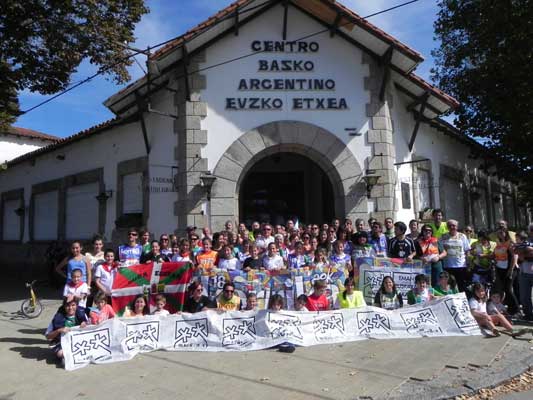 Al concluir el recorrido, los 'korrikalaris' se reunieron en frente a la sede de la euskal etxea para hacer la foto típica (fotoEE)