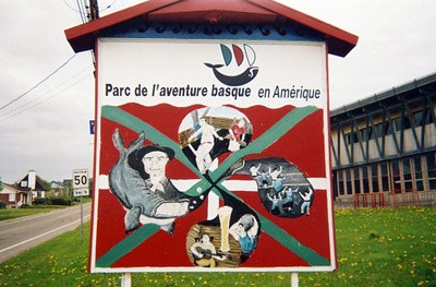 Cartel de bienvenida en el Parque de la Aventura Vasca en América, en Trois Pistoles